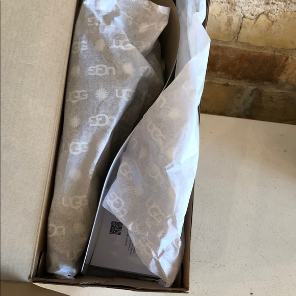 NWB UGG real lamb fur black fuzzy slippers size 7 - Picture 3 of 7